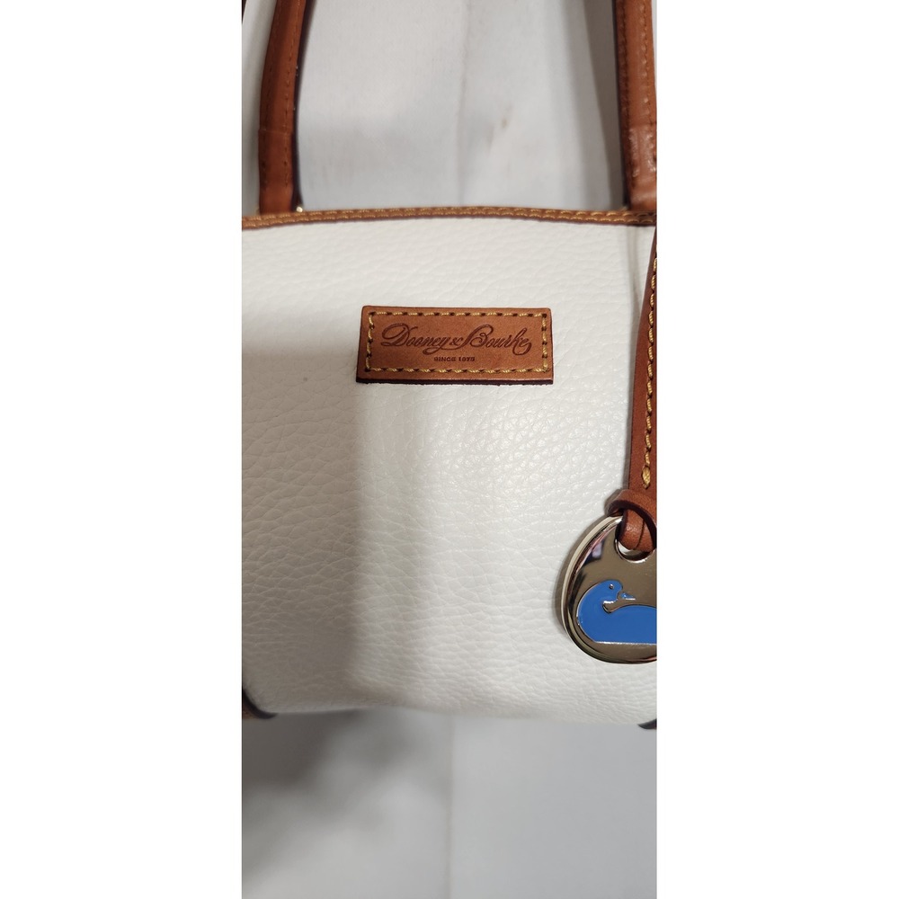 Dooney & Bourke White Pebbled Leather Barrel Bag Tan Trim Duck Charm - Picture 4 of 12